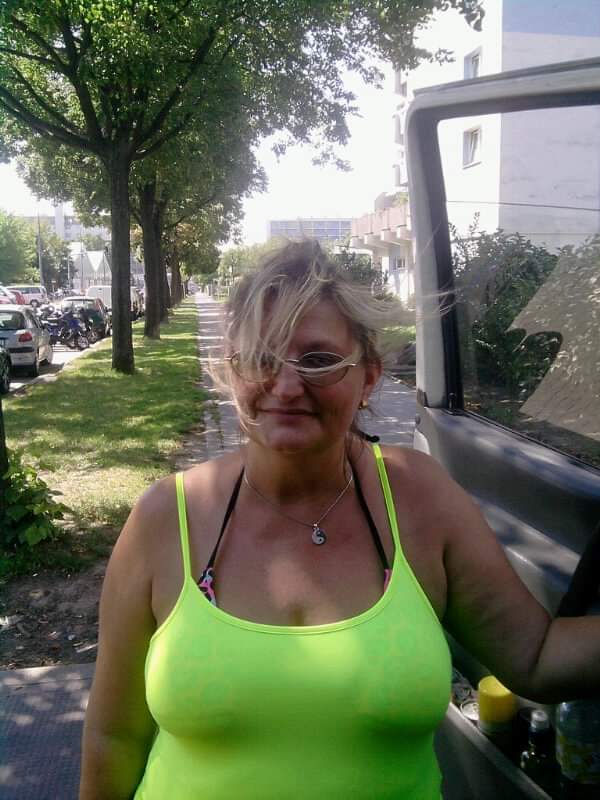 Reife sinnliche Frau bietet entspannende Massagen mit dem Reife sinnliche Frau bietet entspannende Massagen mit dem